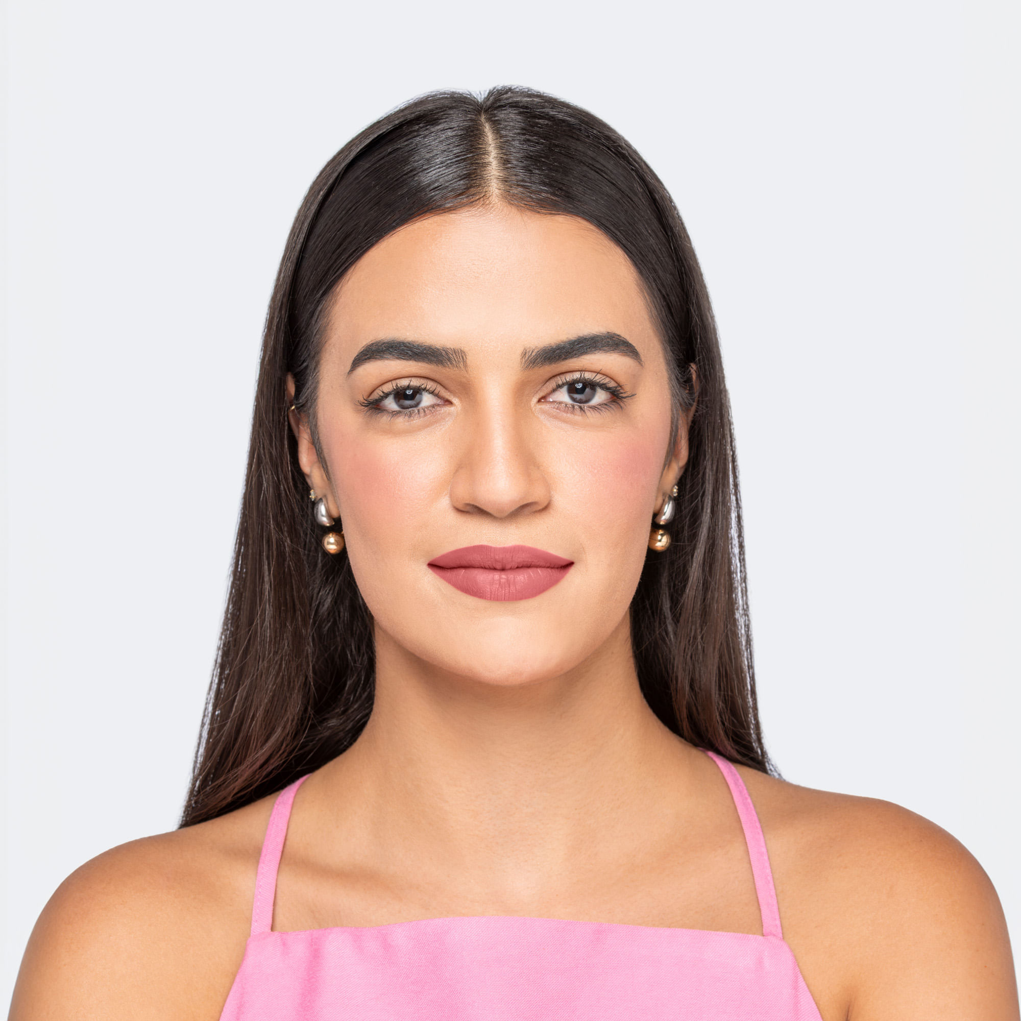 RAI_Modelo_02_-_3_b4_14901_-_batom_rosa_quente,_blush_4-2000x2000